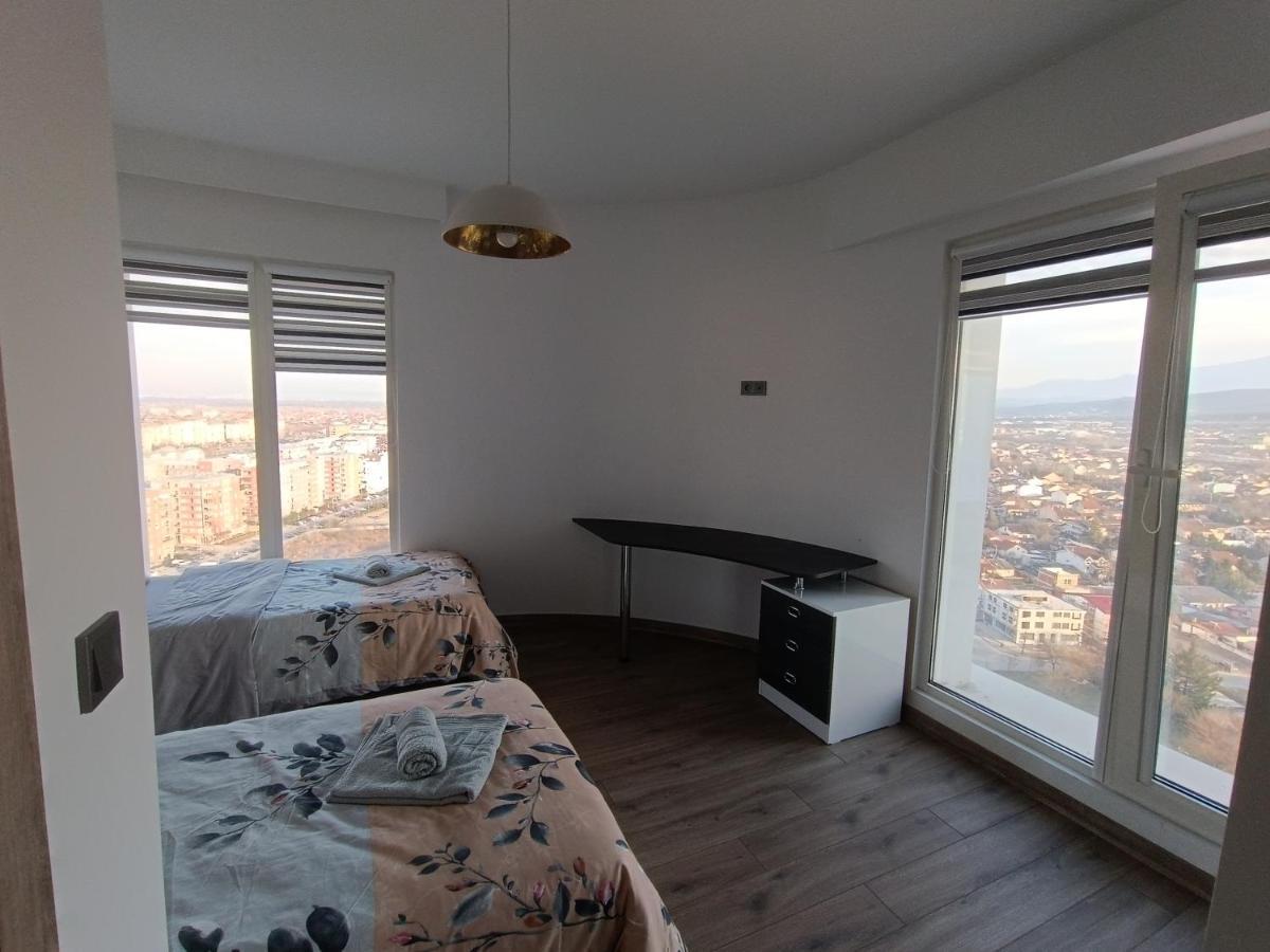 סקופיה 18Th & 16H Floor Secure Luxury Condos With Pool & Fitness Included In Price מראה חיצוני תמונה