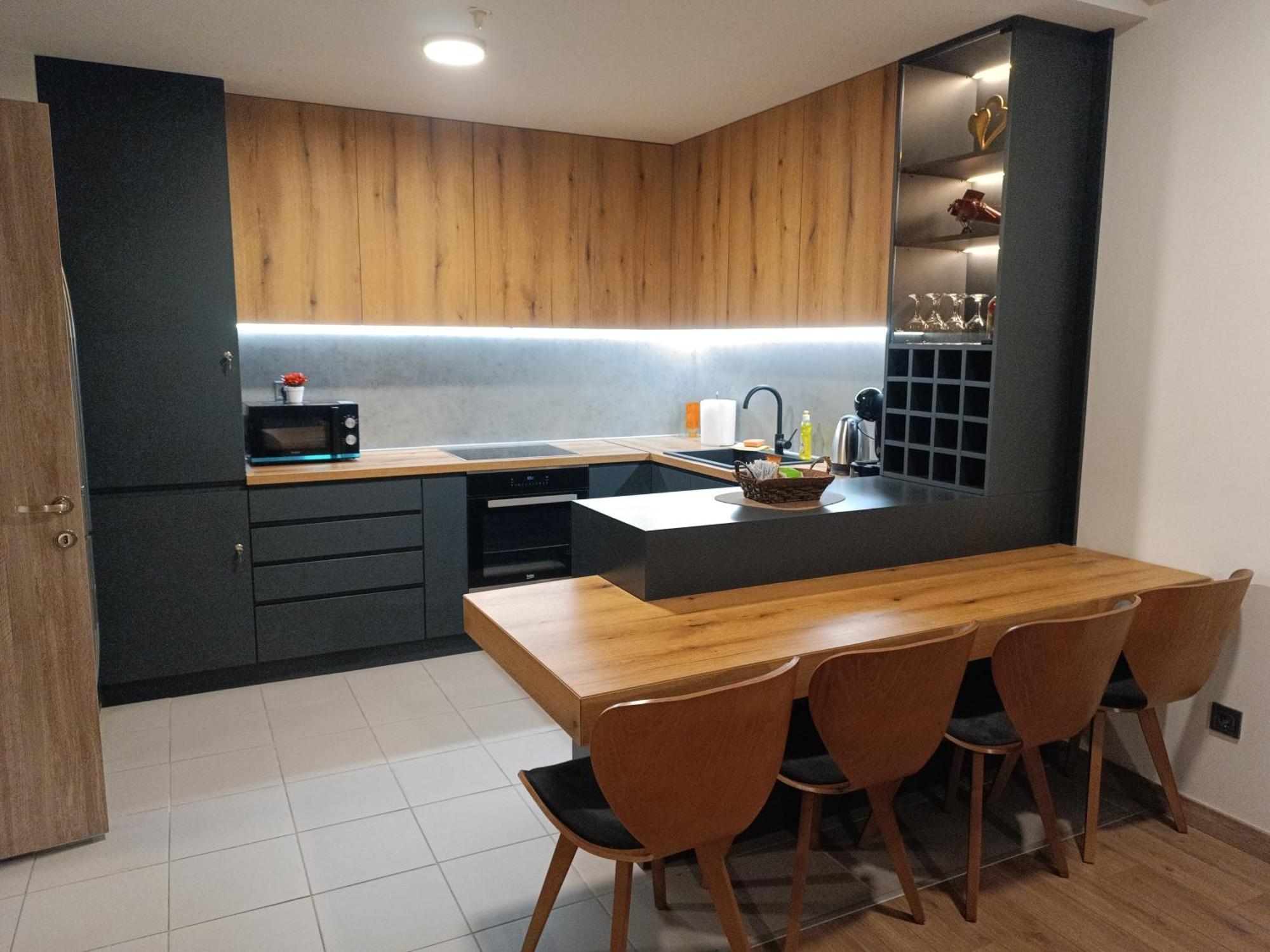 סקופיה 18Th & 16H Floor Secure Luxury Condos With Pool & Fitness Included In Price מראה חיצוני תמונה