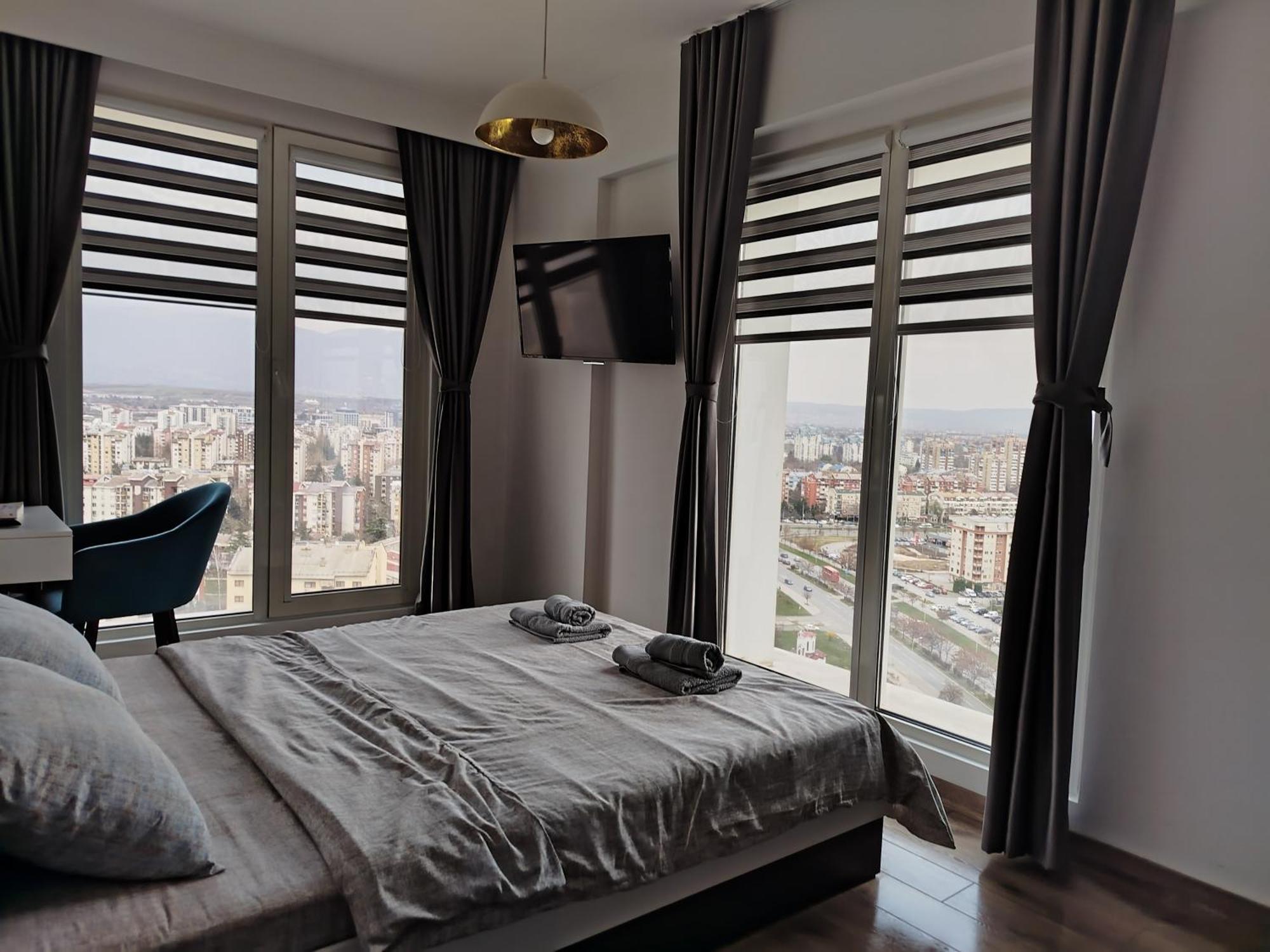 סקופיה 18Th & 16H Floor Secure Luxury Condos With Pool & Fitness Included In Price מראה חיצוני תמונה